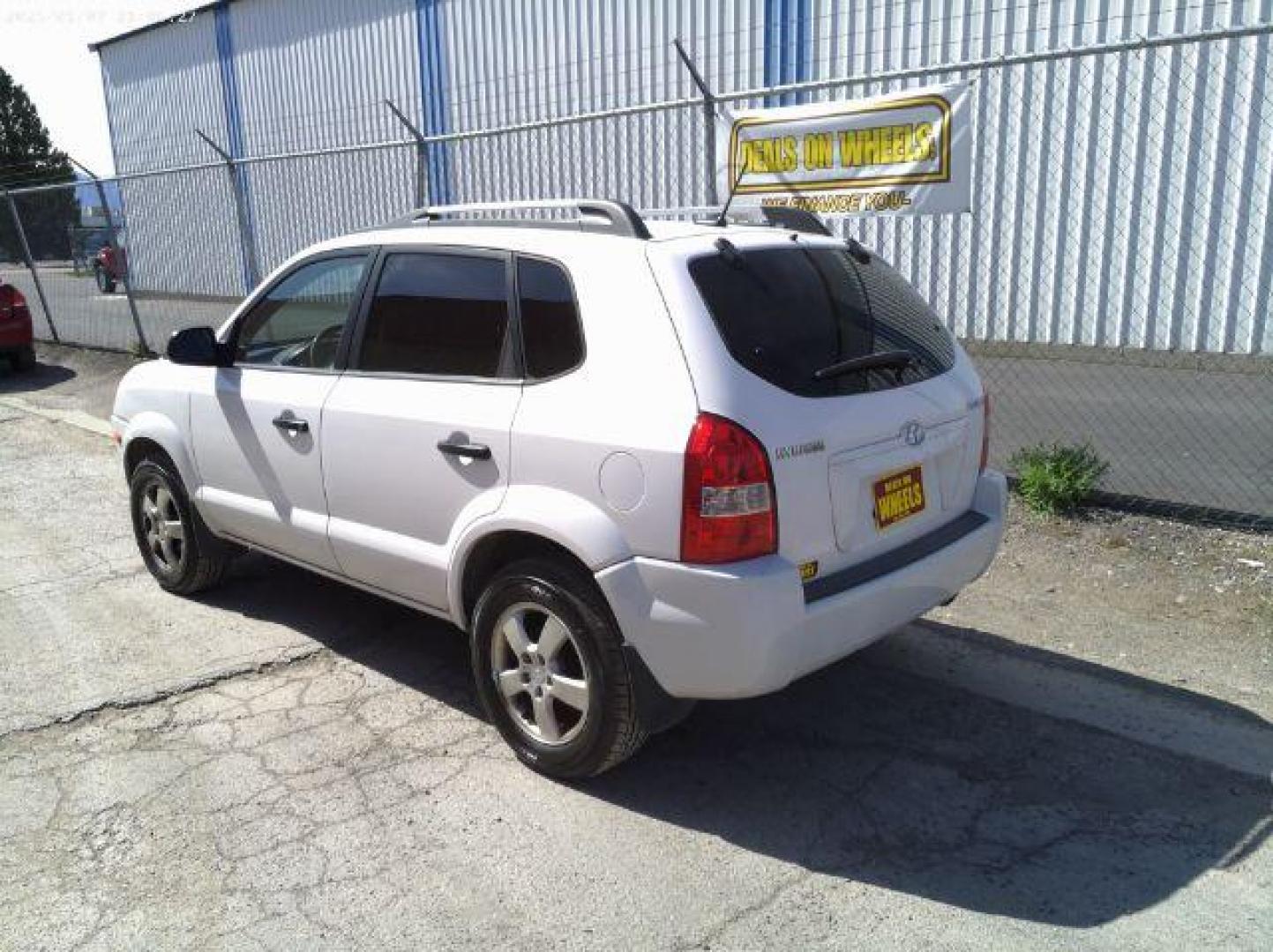 2008 Hyundai Tucson GLS (KM8JM12B88U) with an 2L I-4 DOHC engine, located at 601 E. Idaho St., Kalispell, MT, 59901, (406) 300-4664, 0.000000, 0.000000 - Photo#2