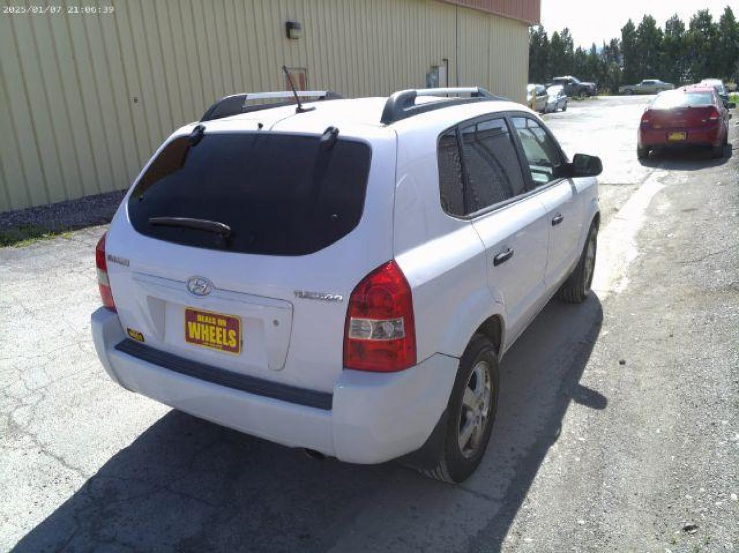 2008 Hyundai Tucson GLS (KM8JM12B88U) with an 2L I-4 DOHC engine, located at 601 E. Idaho St., Kalispell, MT, 59901, (406) 300-4664, 0.000000, 0.000000 - Photo#3